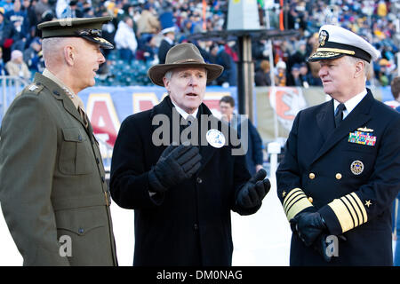 Le 12 décembre 2009 - Philadelphie, Pennsylvanie, États-Unis - 12 décembre 2009 : Commandant de la Marine Corps Général James T. Conway, Secrétaire de la Marine (SECNAV) l'honorable Ray Mabus et chef des opérations navales (ONC) Adm. Gary Roughead avant le début de la 110e Army-Navy college football jeu joué au Lincoln Financial Field à Philadelphie, Pennsylvanie. Marine Armée vaincue 17-3 Banque D'Images