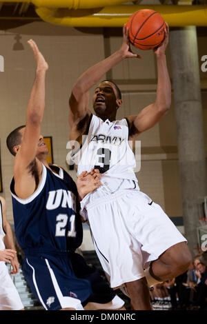 Le 22 décembre 2009 - West Point, New York, États-Unis - 22 décembre 2009 : la garde de l'Armée de Richard Cleveland (3) et le New Hampshire guard Tyrone Conley (21) au cours de l'action de jeu. 13-0- l'armée a utilisé un terme à son tour un cinq points d'avance en un avantage de 18 points en route vers une victoire de 54-46 sur le New Hampshire (5) à l'Arène Christl à l'United States Military Academy de West Point, New York. Le noir Banque D'Images