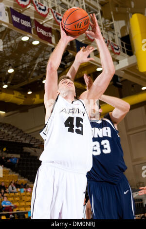 Le 22 décembre 2009 - West Point, New York, États-Unis - 22 décembre 2009 : avancer l'Armée de Chris Walker (45) et le New Hampshire (Matagrano centre Chris 33) au cours de l'action de jeu. 13-0- l'armée a utilisé un terme à son tour un cinq points d'avance en un avantage de 18 points en route vers une victoire de 54-46 sur le New Hampshire (5) à l'Arène Christl à l'United States Military Academy de West Point, New York. Le noir Banque D'Images