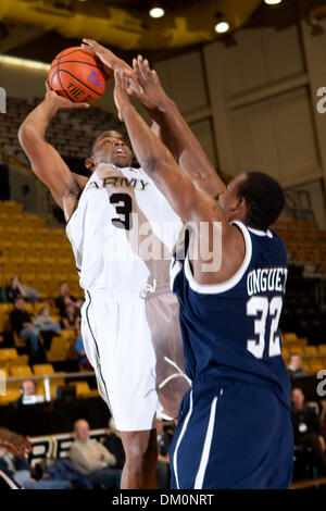 Le 22 décembre 2009 - West Point, New York, États-Unis - 22 décembre 2009 : la garde de l'Armée de Richard Cleveland (3) et le New Hampshire avancement radar Onguetou (32) au cours de l'action de jeu. 13-0- l'armée a utilisé un terme à son tour un cinq points d'avance en un avantage de 18 points en route vers une victoire de 54-46 sur le New Hampshire (5) à l'Arène Christl à l'United States Military Academy de West Point, New York. Le Bla Banque D'Images