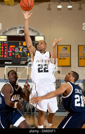 Le 22 décembre 2009 - West Point, New York, États-Unis - 22 décembre 2009 : la garde de l'Armée de Julian Simmons (22) et le New Hampshire guard Tyrone Conley (21) au cours de l'action de jeu. 13-0- l'armée a utilisé un terme à son tour un cinq points d'avance en un avantage de 18 points en route vers une victoire de 54-46 sur le New Hampshire (5) à l'Arène Christl à l'United States Military Academy de West Point, New York. Le noir Kn Banque D'Images