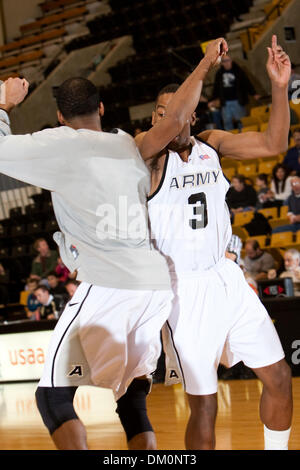 Le 22 décembre 2009 - West Point, New York, États-Unis - 22 décembre 2009 : Cleveland garde de l'Armée de Richard (3) au cours de l'action de jeu. 13-0- l'armée a utilisé un terme à son tour un cinq points d'avance en un avantage de 18 points en route vers une victoire de 54-46 sur le New Hampshire (5) à l'Arène Christl à l'United States Military Academy de West Point, New York. Les Black Knights (9-2) ont remporté quatre matchs de suite Banque D'Images