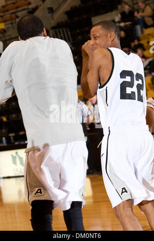 Le 22 décembre 2009 - West Point, New York, États-Unis - 22 décembre 2009 : la garde de l'Armée de Julian Simmons (22) au cours de l'action de jeu. 13-0- l'armée a utilisé un terme à son tour un cinq points d'avance en un avantage de 18 points en route vers une victoire de 54-46 sur le New Hampshire (5) à l'Arène Christl à l'United States Military Academy de West Point, New York. Les Black Knights (9-2) ont remporté quatre matchs de suite ov Banque D'Images