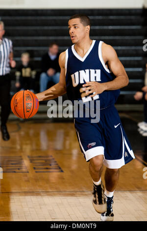 Le 22 décembre 2009 - West Point, New York, États-Unis - 22 décembre 2009 : Le New Hampshire guard Tyrone Conley (21) au cours de l'action de jeu. 13-0- l'armée a utilisé un terme à son tour un cinq points d'avance en un avantage de 18 points en route vers une victoire de 54-46 sur le New Hampshire (5) à l'Arène Christl à l'United States Military Academy de West Point, New York. Les Black Knights (9-2) ont remporté quatre tout droit Banque D'Images