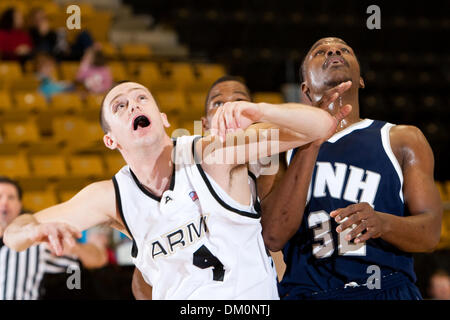 Le 22 décembre 2009 - West Point, New York, États-Unis - 22 décembre 2009 : avancer l'Armée Eric Zastoupil (4) et le New Hampshire avancement radar Onguetou (32) au cours de l'action de jeu. 13-0- l'armée a utilisé un terme à son tour un cinq points d'avance en un avantage de 18 points en route vers une victoire de 54-46 sur le New Hampshire (5) à l'Arène Christl à l'United States Military Academy de West Point, New York. Le BLAC Banque D'Images