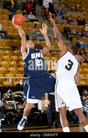 Le 22 décembre 2009 - West Point, New York, États-Unis - 22 décembre 2009 : Le New Hampshire guard Tyrone Conley (21) et garde de l'Armée de Richard Cleveland (3) au cours de l'action de jeu. 13-0- l'armée a utilisé un terme à son tour un cinq points d'avance en un avantage de 18 points en route vers une victoire de 54-46 sur le New Hampshire (5) à l'Arène Christl à l'United States Military Academy de West Point, New York. Le noir Banque D'Images