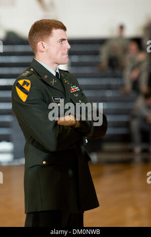 Le 22 décembre 2009 - West Point, New York, États-Unis - 22 décembre 2009 : Le Capitaine Sean O'Keefe au cours d'action de jeu. 13-0- l'armée a utilisé un terme à son tour un cinq points d'avance en un avantage de 18 points en route vers une victoire de 54-46 sur le New Hampshire (5) à l'Arène Christl à l'United States Military Academy de West Point, New York. Les Black Knights (9-2) ont remporté quatre matchs de suite dans l'ensemble et Banque D'Images