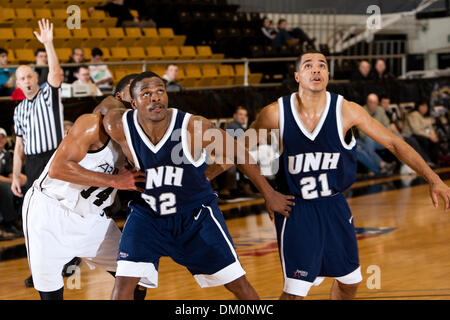 Le 22 décembre 2009 - West Point, New York, États-Unis - 22 décembre 2009 : Le New Hampshire avancement radar Onguetou (32) et garde côtière canadienne Tyrone Conley (21) au cours de l'action de jeu. 13-0- l'armée a utilisé un terme à son tour un cinq points d'avance en un avantage de 18 points en route vers une victoire de 54-46 sur le New Hampshire (5) à l'Arène Christl à l'United States Military Academy de West Point, New York. La Black Knigh Banque D'Images