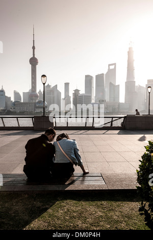 Couple, promenade, le Bund, le matin, le lever du soleil, Shanghai, Chine Banque D'Images