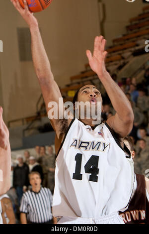 06 janvier 2010 - West Point, New York, États-Unis - 06 janvier 2010 : avancer l'Armée de Jeremy donc (14) au cours de l'action dans le jeu Brown au match de basket-ball de l'armée. Brown a l'armée au cours de la dernière 14 26-12 minutes pour transformer un déficit de six points dans une victoire 59-51 dans•s action menÃ basket-ball à Christl Arena à l'Académie militaire de West Point, New York. (Crédit Image : © Alex C Banque D'Images