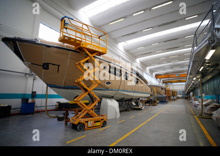 Riva 63 Virtus super yachts en construction à l'usine de Riva sur le lac d'Iseo à Sarnico, Italie. Banque D'Images