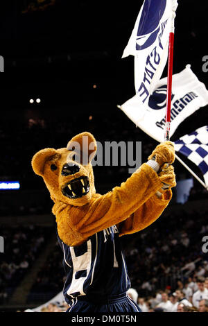 Le 13 févr. 2010 - State College, Pennsylvanie, États-Unis - 13 Février 2010 : Penn State Mascot au cours de jeu d'action dans l'État du Michigan au Penn State mens match de basket-ball qui s'est tenue à Bryce Jordan Center à State College, en Pennsylvanie. La Nittany Lions est tombé à l'Spartiates 65-54. (Crédit Image : © Alex Cena/ZUMApress.com) Southcreek/mondial Banque D'Images