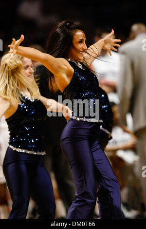 Le 13 févr. 2010 - State College, Pennsylvanie, États-Unis - 13 Février 2010 : Penn State Cheerleaders au cours de jeu d'action dans l'État du Michigan au Penn State mens match de basket-ball qui s'est tenue à Bryce Jordan Center à State College, en Pennsylvanie. La Nittany Lions est tombé à l'Spartiates 65-54. (Crédit Image : © Alex Cena/ZUMApress.com) Southcreek/mondial Banque D'Images