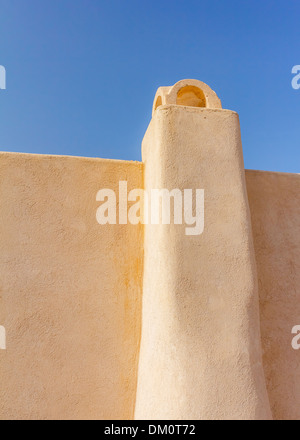 Cheminée de style cycladique traditionnel typique sur le dessus de toit dans Santorini, Grèce Banque D'Images