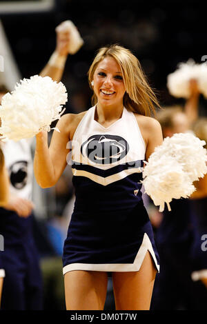 Le 13 févr. 2010 - State College, Pennsylvanie, États-Unis - 13 Février 2010 : Penn State Cheerleaders au cours de jeu d'action dans l'État du Michigan au Penn State mens match de basket-ball qui s'est tenue à Bryce Jordan Center à State College, en Pennsylvanie. La Nittany Lions est tombé à l'Spartiates 65-54. (Crédit Image : © Alex Cena/ZUMApress.com) Southcreek/mondial Banque D'Images