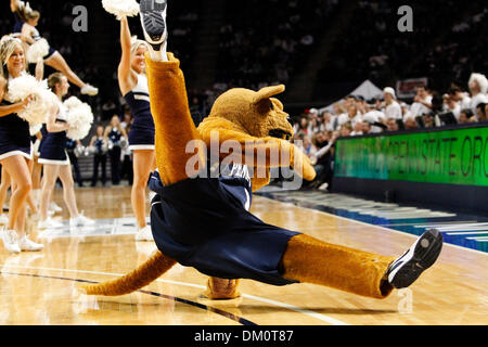 Le 13 févr. 2010 - State College, Pennsylvanie, États-Unis - 13 Février 2010 : Penn State Cheerleaders au cours de jeu d'action dans l'État du Michigan au Penn State mens match de basket-ball qui s'est tenue à Bryce Jordan Center à State College, en Pennsylvanie. La Nittany Lions est tombé à l'Spartiates 65-54. (Crédit Image : © Alex Cena/ZUMApress.com) Southcreek/mondial Banque D'Images