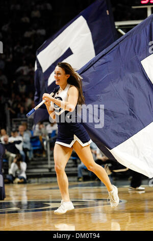 Le 13 févr. 2010 - State College, Pennsylvanie, États-Unis - 13 Février 2010 : Penn State Cheerleaders au cours de jeu d'action dans l'État du Michigan au Penn State mens match de basket-ball qui s'est tenue à Bryce Jordan Center à State College, en Pennsylvanie. La Nittany Lions est tombé à l'Spartiates 65-54. (Crédit Image : © Alex Cena/ZUMApress.com) Southcreek/mondial Banque D'Images