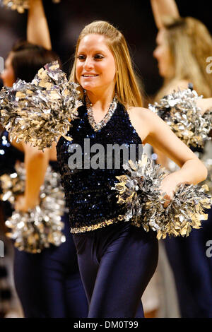 Le 13 févr. 2010 - State College, Pennsylvanie, États-Unis - 13 Février 2010 : Penn State Cheerleaders au cours de jeu d'action dans l'État du Michigan au Penn State mens match de basket-ball qui s'est tenue à Bryce Jordan Center à State College, en Pennsylvanie. La Nittany Lions est tombé à l'Spartiates 65-54. (Crédit Image : © Alex Cena/ZUMApress.com) Southcreek/mondial Banque D'Images