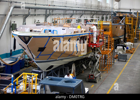 Riva 63 Virtus super yachts en construction à l'usine de Riva sur le lac d'Iseo à Sarnico, Italie. Banque D'Images