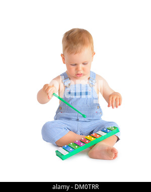 Cheerful baby boy playing sur isolé sur fond blanc xylophone Banque D'Images