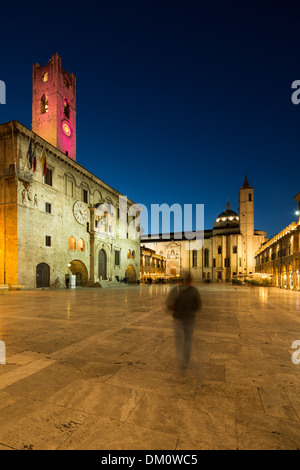 Piazza del Popolo la nuit, Ascoli Piceno, Marches, Italie Banque D'Images