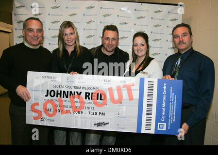 Le 21 novembre 2009 - Oshawa, Ontario, États-Unis - 21 novembre 2009 : Johnny Reid est titulaire d'une billet présenté par Global Spectrum avant son personnel à guichets fermés au centre de GM à Oshawa, Ontario (Image Crédit : © Steve Southcreek Dormer/global/ZUMApress.com) Banque D'Images