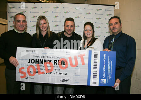 Le 21 novembre 2009 - Oshawa, Ontario, États-Unis - 21 novembre 2009 : Johnny Reid est titulaire d'une billet présenté par Global Spectrum avant son personnel à guichets fermés au centre de GM à Oshawa, Ontario (Image Crédit : © Steve Southcreek Dormer/global/ZUMApress.com) Banque D'Images