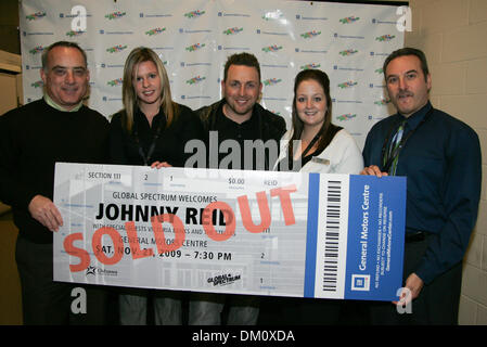 Le 21 novembre 2009 - Oshawa, Ontario, États-Unis - 21 novembre 2009 : Johnny Reid est titulaire d'une billet présenté par Global Spectrum avant son personnel à guichets fermés au centre de GM à Oshawa, Ontario (Image Crédit : © Steve Southcreek Dormer/global/ZUMApress.com) Banque D'Images