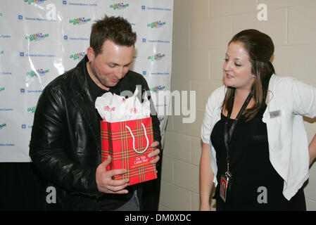 Le 21 novembre 2009 - Oshawa, Ontario, États-Unis - 21 novembre 2009 : Johnny Reid est titulaire d'un cadeau donné par Cortney Ager de Global Spectrum avant sa à guichets fermés à la Centre de GM à Oshawa, Ontario (Image Crédit : © Steve Southcreek Dormer/global/ZUMApress.com) Banque D'Images