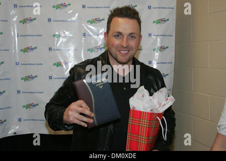 Le 21 novembre 2009 - Oshawa, Ontario, États-Unis - 21 novembre 2009 : Johnny Reid est titulaire d'un cadeau donné par Cortney Ager de Global Spectrum avant sa à guichets fermés à la Centre de GM à Oshawa, Ontario (Image Crédit : © Steve Southcreek Dormer/global/ZUMApress.com) Banque D'Images