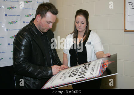 Le 21 novembre 2009 - Oshawa, Ontario, États-Unis - 21 novembre 2009 : Johnny Reid signe une affiche pour Cortney Ager de Global Spectrum avant sa à guichets fermés à la Centre de GM à Oshawa, Ontario (Image Crédit : © Steve Southcreek Dormer/global/ZUMApress.com) Banque D'Images