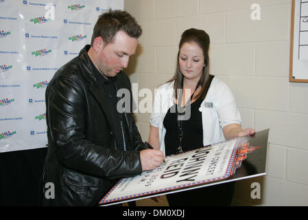 Le 21 novembre 2009 - Oshawa, Ontario, États-Unis - 21 novembre 2009 : Johnny Reid signe une affiche pour Cortney Ager de Global Spectrum avant sa à guichets fermés à la Centre de GM à Oshawa, Ontario (Image Crédit : © Steve Southcreek Dormer/global/ZUMApress.com) Banque D'Images