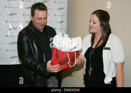 Le 21 novembre 2009 - Oshawa, Ontario, États-Unis - 21 novembre 2009 : Johnny Reid est titulaire d'un cadeau donné par Cortney Ager de Global Spectrum avant sa à guichets fermés à la Centre de GM à Oshawa, Ontario (Image Crédit : © Steve Southcreek Dormer/global/ZUMApress.com) Banque D'Images