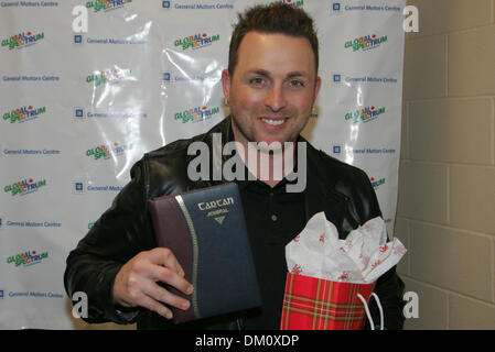 Le 21 novembre 2009 - Oshawa, Ontario, États-Unis - 21 novembre 2009 : Johnny Reid est titulaire d'un cadeau donné par Cortney Ager de Global Spectrum avant sa à guichets fermés à la Centre de GM à Oshawa, Ontario (Image Crédit : © Steve Southcreek Dormer/global/ZUMApress.com) Banque D'Images