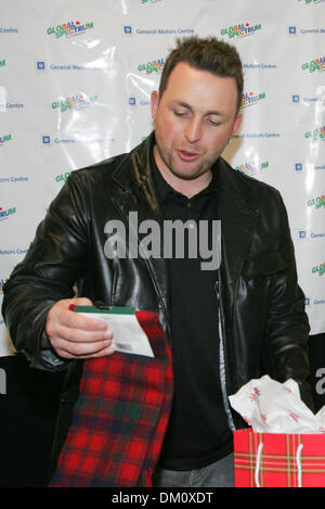 Le 21 novembre 2009 - Oshawa, Ontario, États-Unis - 21 novembre 2009 : Johnny Reid est titulaire d'un cadeau donné par Cortney Ager de Global Spectrum avant sa à guichets fermés à la Centre de GM à Oshawa, Ontario (Image Crédit : © Steve Southcreek Dormer/global/ZUMApress.com) Banque D'Images