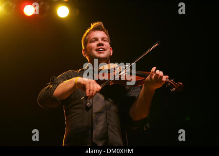 Le 21 novembre 2009 - Oshawa, Ontario, États-Unis - 21 novembre 2009 : Johnny Reid effectue en tournée à l'appui de son BAILA conmigo' CD et son nouveau CD de Noël devant une audience au centre de GM à Oshawa, Ontario (Image Crédit : © Steve Southcreek Dormer/global/ZUMApress.com) Banque D'Images