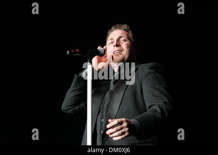 Le 21 novembre 2009 - Oshawa, Ontario, États-Unis - 21 novembre 2009 : Johnny Reid effectue en tournée à l'appui de son BAILA conmigo' CD et son nouveau CD de Noël devant une audience au centre de GM à Oshawa, Ontario (Image Crédit : © Steve Southcreek Dormer/global/ZUMApress.com) Banque D'Images