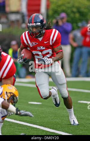 Le 21 novembre 2009 - Oxford, Mississippi, États-Unis - 21 novembre 2009 : Dexter McCluster (22) fait une pause pour un long terme au cours de la première moitié action dans le jeu entre Mlle Ole rebelles et LSU Tigers joué à Vaught Hemingway Stadium à Oxford, MS. Au semestre d'Ole Miss LSU mène 17-15. (Crédit Image : © Epicéa Derden/ZUMApress.com) Southcreek/mondial Banque D'Images