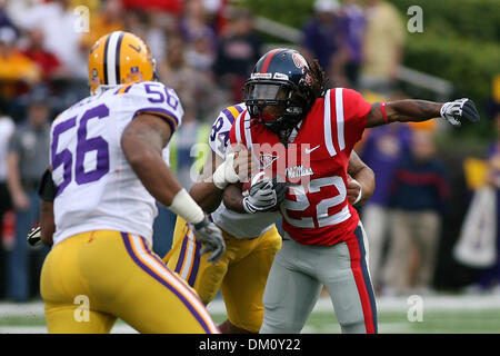 Le 21 novembre 2009 - Oxford, Mississippi, États-Unis - 21 novembre 2009 : Dexter McCluster (22) tente de briser un s'attaquer au cours de la première moitié action dans le jeu entre Mlle Ole rebelles et LSU Tigers joué à Vaught Hemingway Stadium à Oxford, MS. Au semestre d'Ole Miss LSU mène 17-15. (Crédit Image : © Epicéa Derden/ZUMApress.com) Southcreek/mondial Banque D'Images