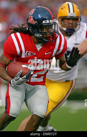 Le 21 novembre 2009 - Oxford, Mississippi, États-Unis - 21 novembre 2009 : Dexter McCluster (22) tourne à l'intérieur pour un peu plus de verges au cours de la première moitié action dans le jeu entre Mlle Ole rebelles et LSU Tigers joué à Vaught Hemingway Stadium à Oxford, MS. Au semestre d'Ole Miss LSU mène 17-15. (Crédit Image : © Epicéa Derden/ZUMApress.com) Southcreek/mondial Banque D'Images