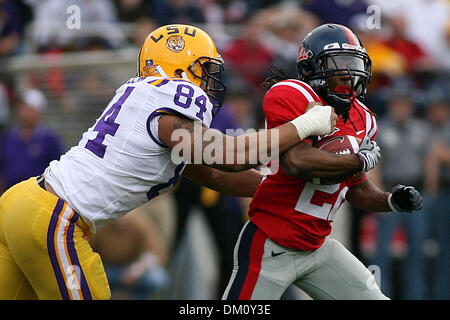 Le 21 novembre 2009 - Oxford, Mississippi, États-Unis - 21 novembre 2009 : Dexter McCluster (22) tente de briser un s'attaquer au cours de la première moitié action dans le jeu entre Mlle Ole rebelles et LSU Tigers joué à Vaught Hemingway Stadium à Oxford, MS. Au semestre leadsOle LSU Mlle 17-15. (Crédit Image : © Epicéa Derden/ZUMApress.com) Southcreek/mondial Banque D'Images