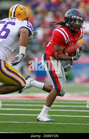 Le 21 novembre 2009 - Oxford, Mississippi, États-Unis - 21 novembre 2009 : Dexter McCluster (22) trouve un trou et gains de verges supplémentaires au cours de la première moitié action dans le jeu entre Mlle Ole rebelles et LSU Tigers joué à Vaught Hemingway Stadium à Oxford, MS. Au semestre leadsOle LSU Mlle 17-15. (Crédit Image : © Epicéa Derden/ZUMApress.com) Southcreek/mondial Banque D'Images