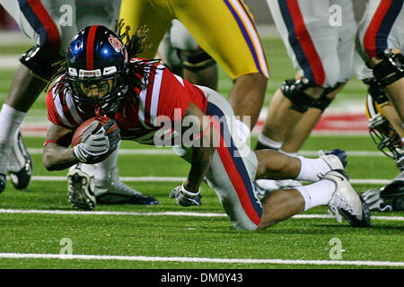 Le 21 novembre 2009 - Oxford, Mississippi, États-Unis - 21 novembre 2009 : Dexter McCluster (22) prend une plongée pour gagner plus d'action pendant la seconde moitié de parcage dans le jeu entre Mlle Ole rebelles et LSU Tigers joué à Vaught Hemingway Stadium à Oxford, MS. Mlle Ole défait LSU 25-23. (Crédit Image : © Epicéa Derden/ZUMApress.com) Southcreek/mondial Banque D'Images