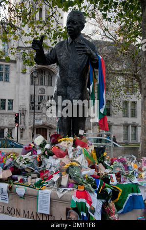 En hommage à la mort de Nelson Mandela en deuil fleurs et a allumé des bougies et des messages Banque D'Images