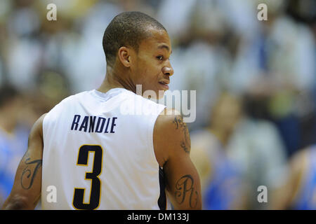 04 janvier 2010 - Berkeley, Californie, États-Unis - 06 janvier 2010 : Cal SR Guard Jerome Randle (3) à l'écoute des instructions à l'audience qu'il apporte la balle upcourt pendant le match de basket-ball de NCAA PAC-10 entre l'UCLA Bruins et les ours à Cal Haas Pavilion à Berkeley, Californie. Après avoir mené la majeure partie du jeu, Cal est tombé à UCLA 76-75 en prolongation. (Crédit Image : © Matt Cohen/Sou Banque D'Images