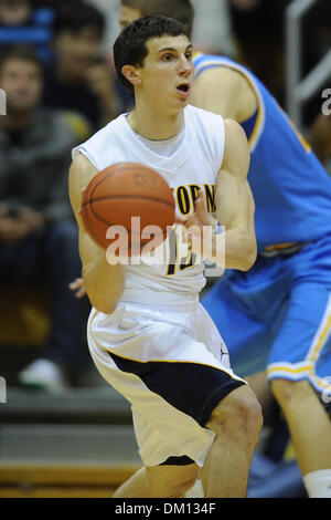 04 janvier 2010 - Berkeley, Californie, États-Unis - 06 janvier 2010 : Cal SR Guard Nikola Knezevic (13) vaisselle la balle pendant le match de basket-ball de NCAA PAC-10 entre l'UCLA Bruins et les ours à Cal Haas Pavilion à Berkeley, Californie. Après avoir mené la majeure partie du jeu, Cal est tombé à UCLA 76-75 en prolongation. (Crédit Image : © Matt Cohen/ZUMApress.com) Southcreek/mondial Banque D'Images