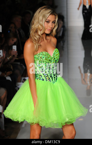 Hailey Baldwin Mercedes-Benz New York Fashion Week Spring/Summer 2013 - Sherri Hill - Piste comprend : Hailey Baldwin où : Banque D'Images