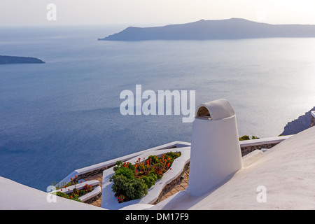 Cheminée de style cycladique traditionnel typique sur le dessus de toit dans Santorini, Grèce Banque D'Images