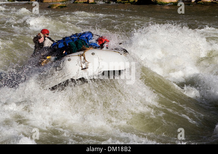 Par Rafting rapids blancs de l'eau dans le Grand Canyon. Banque D'Images