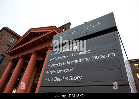 Informations Inscription en gras l'entrée du complexe Albert Dock, Liverpool, Royaume-Uni Banque D'Images